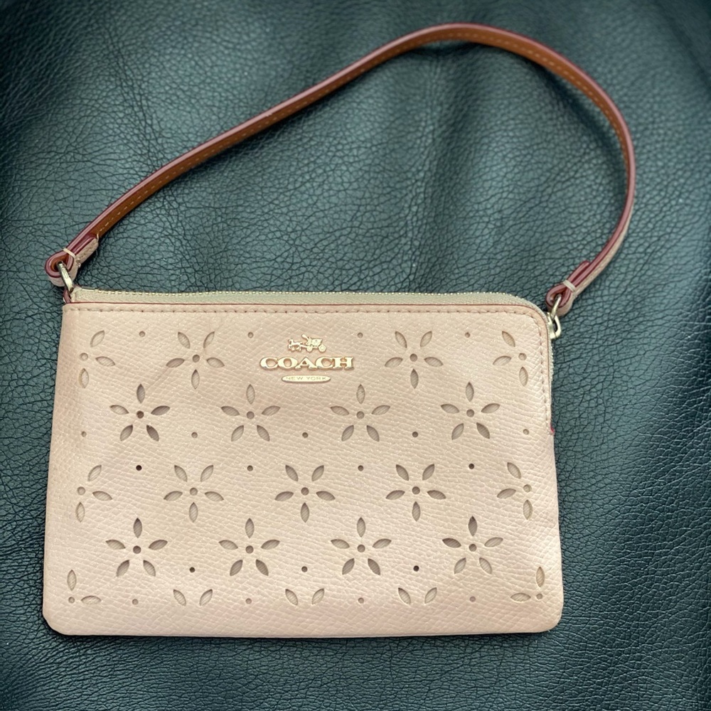 Coach CORNER ZIP WRISTLET IN LASER CUT LEATHER